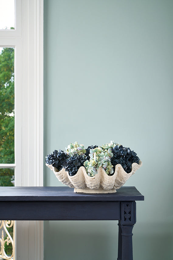 Composición decorativa con Wall Paint Upstate Blue de Annie Sloan