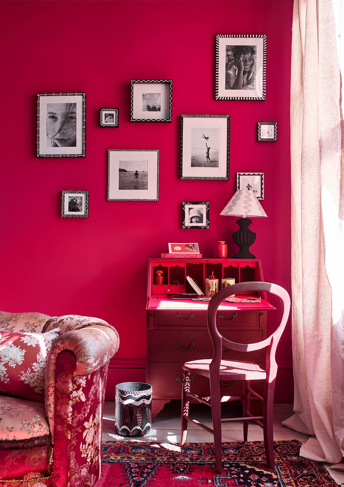 Detalle de despacho con pared en Capri Pink, silla en Burgundy y marco en Antoinette Old White de Annie Sloan