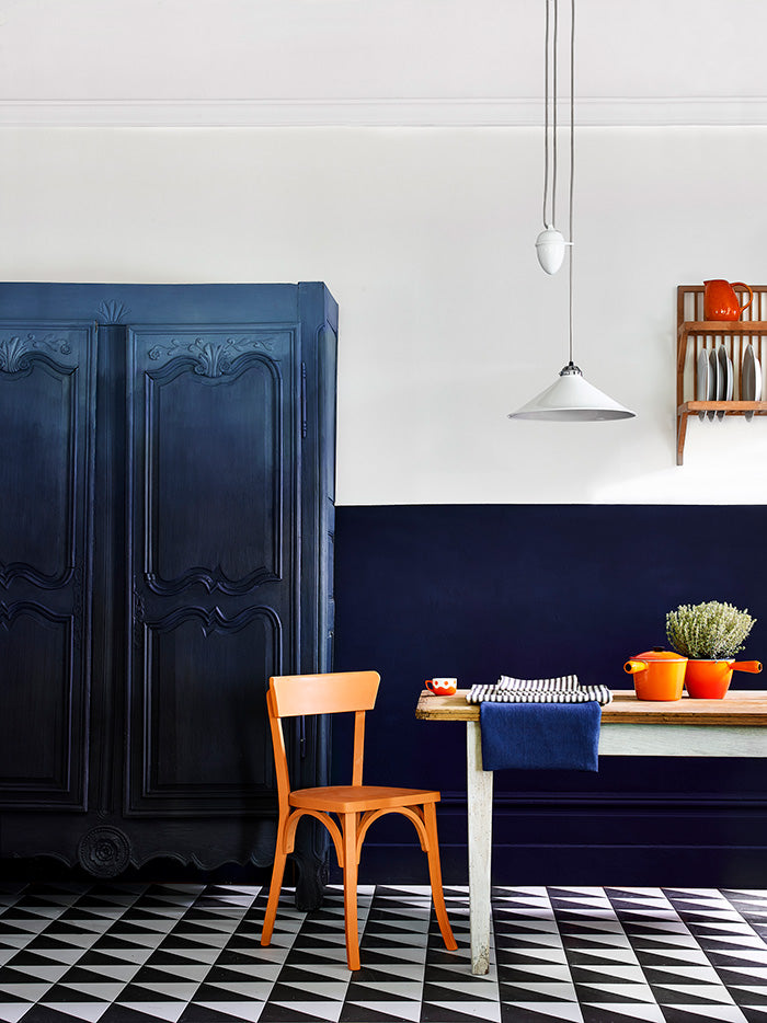 Comedor decorado con Wall Paint Oxford Navy de Annie Sloan