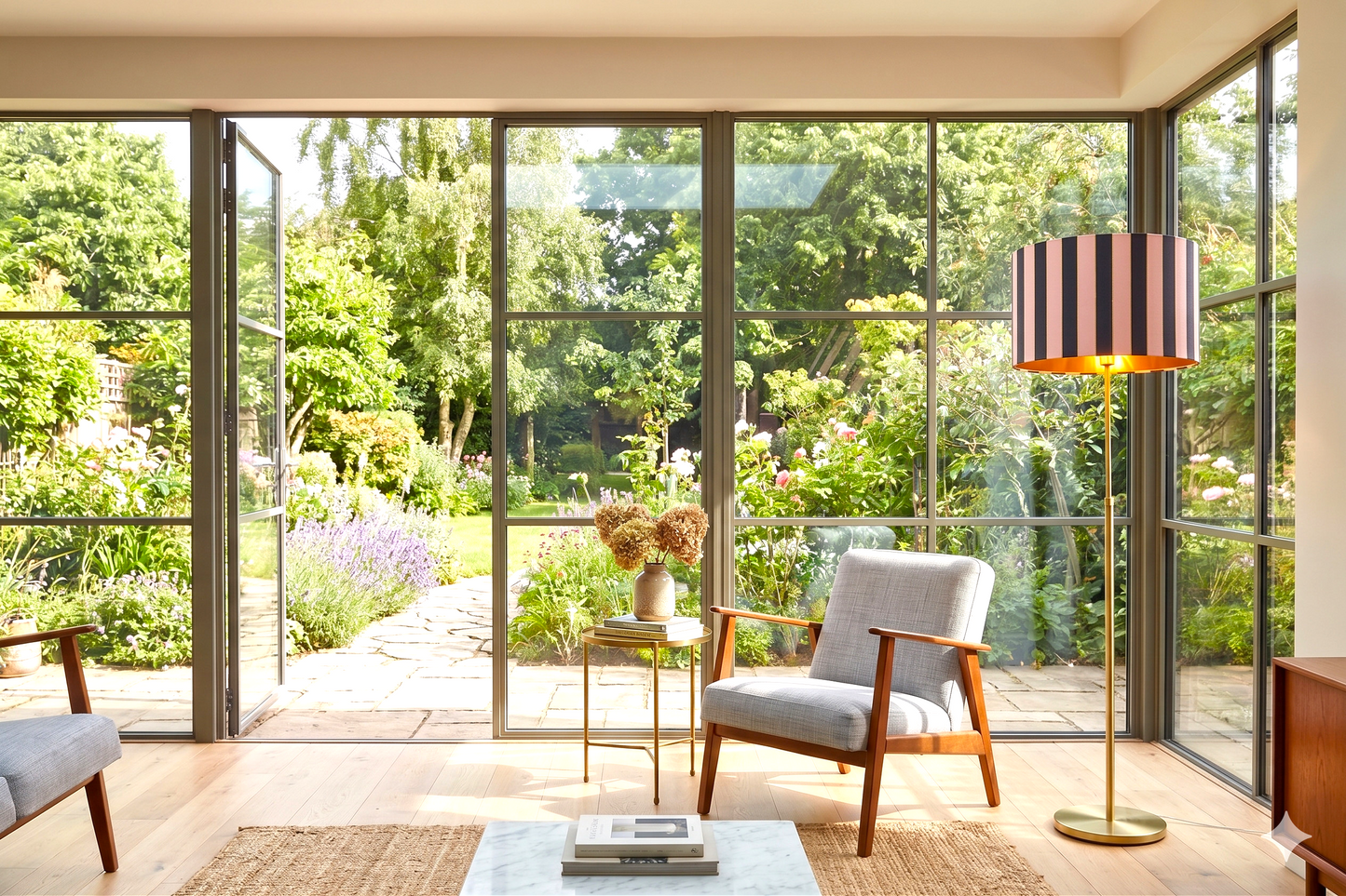 Vista de conjunto de lámpara artesanal con pantalla pintada a mano en rosa, azul e interior dorado – Anaqa Design
