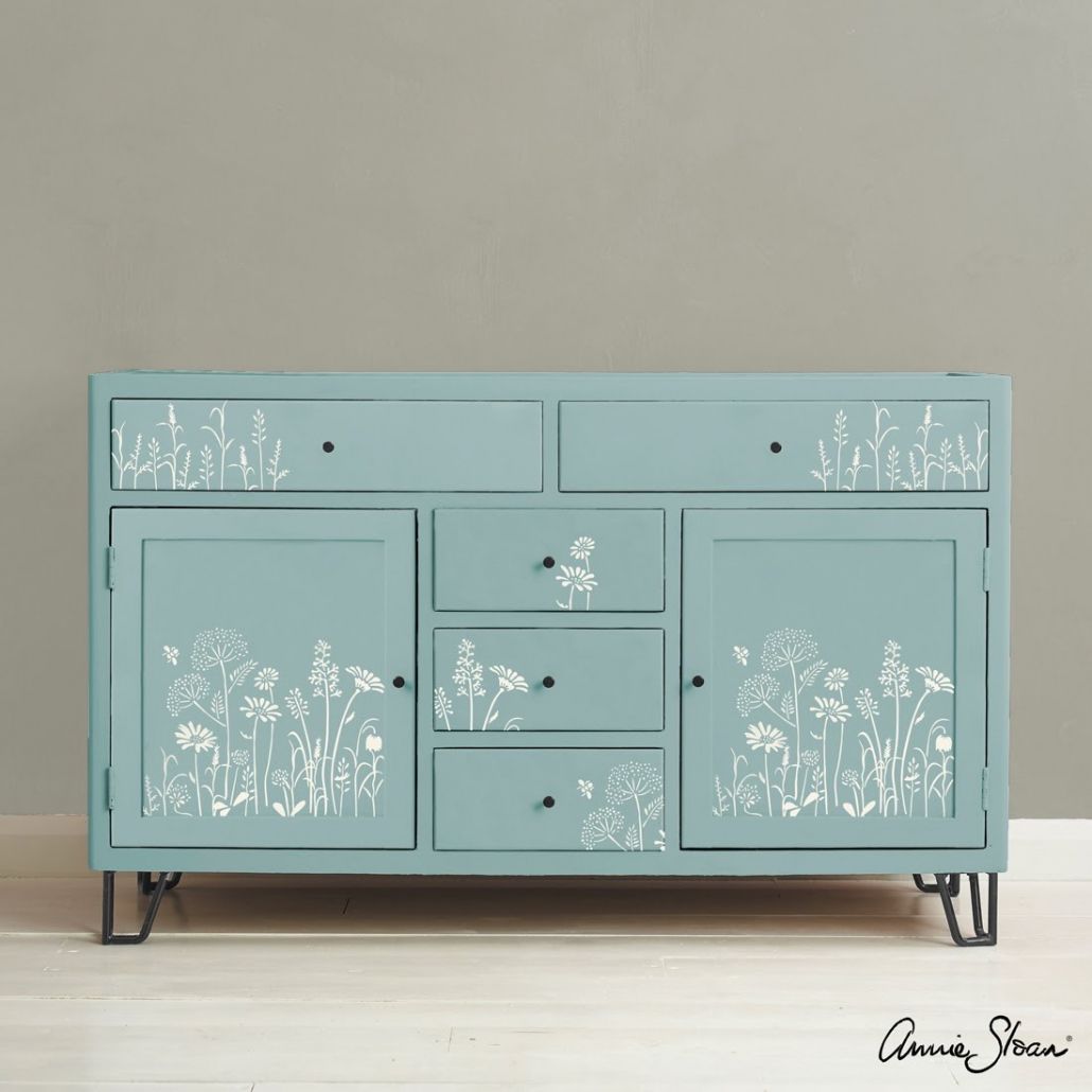 Mueble decorado con el stencil A3 Flores de Prado Annie Sloan en Old White sobre fondo Provence