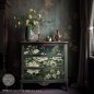 Papel decoupage Contrast of Night and Petal aplicado en cómoda vintage verde oscuro con tiradores dorados - flores blancas y follaje sobre fondo verde noche en cajones y puertas - Re-Design with Prima