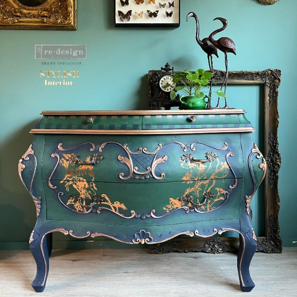 Transferencia decorativa Bird Watching Kacha en cómoda bombé turquesa restaurada - motivos cobre chinoiserie con aves y ornamentos barrocos - Re-Design with Prima
