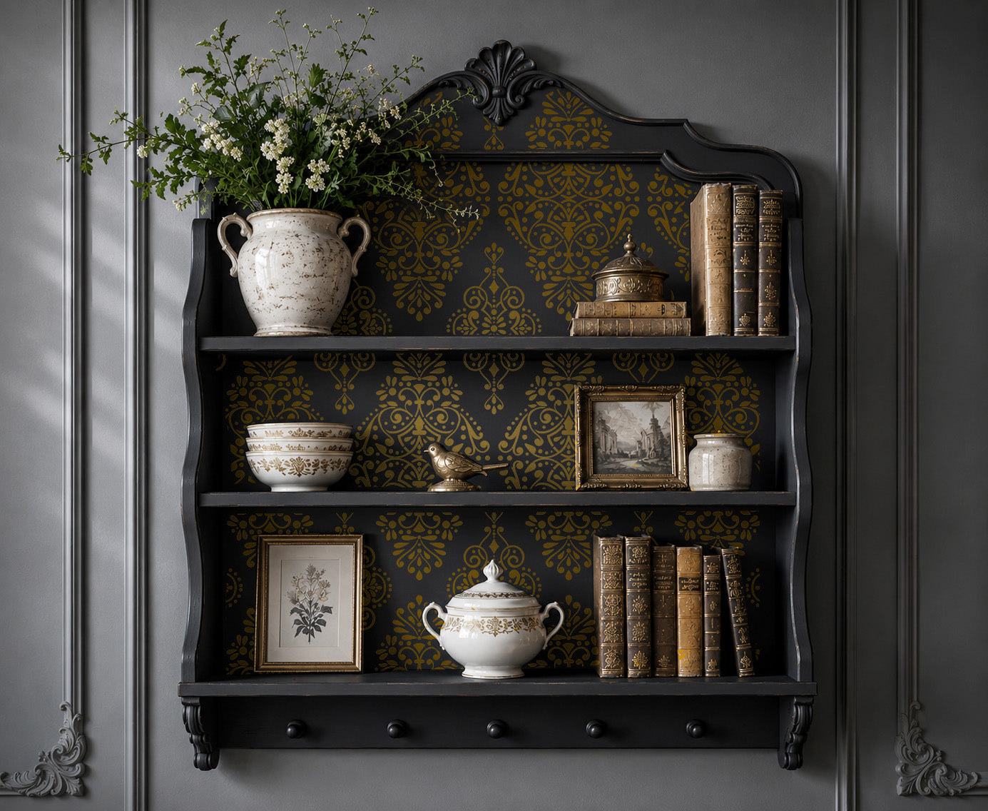 Transferencia decorativa Gold Damask Kacha en estantería mural negra barroca restaurada - damasco dorado en fondo con libros y decoración vintage - Re-Design with Prima