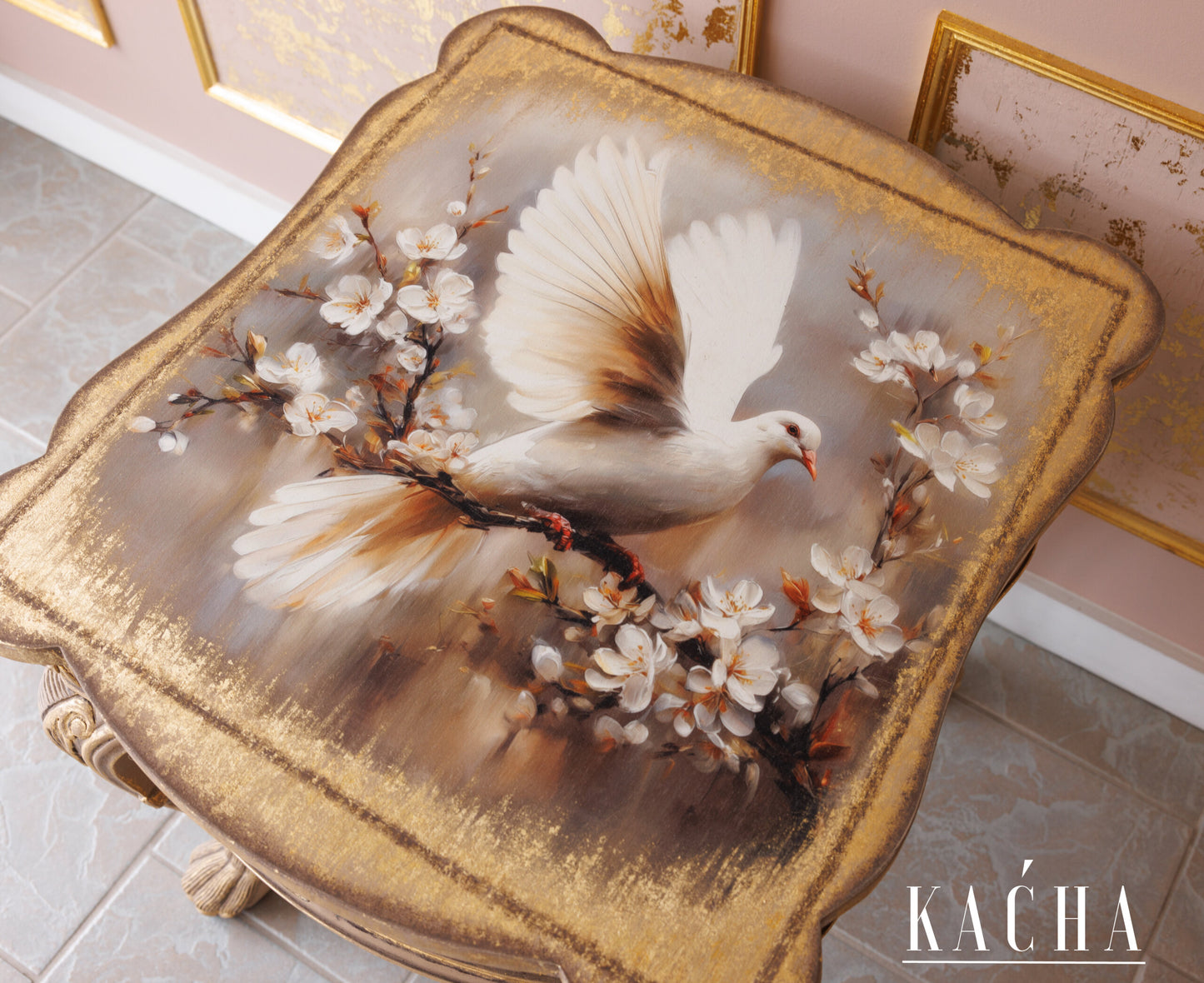 Papel decoupage Alabaster Grace de Kacha aplicado en tapa de mesita dorada - diseño de paloma blanca entre flores de cerezo sobre fondo dorado envejecido - Re-Design with Prima