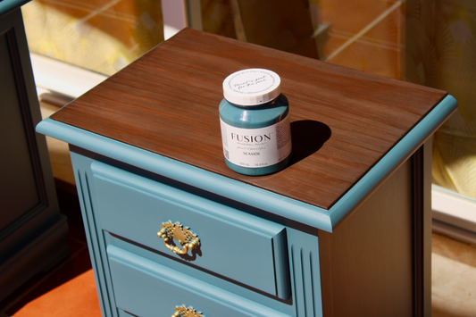 Mesitas de noche MCM restauradas en azul Seaside de Fusion Mineral Paint - Anaqa Design"