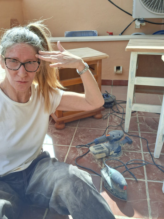 ¿Hay que lijar un mueble antes de pintar? Cuándo sí y cuándo no