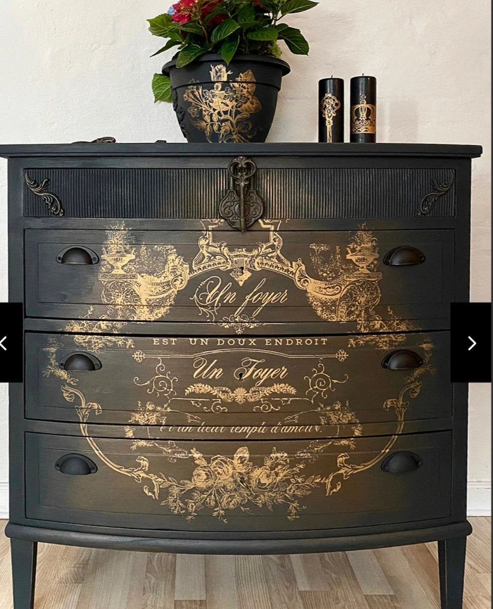 Transferencia decorativa Lovely Script en cómoda negra restaurada - caligrafía dorada Un Foyer Est Un Doux Endroit con arabescos y rosas barrocos - Re-Design with Prima

