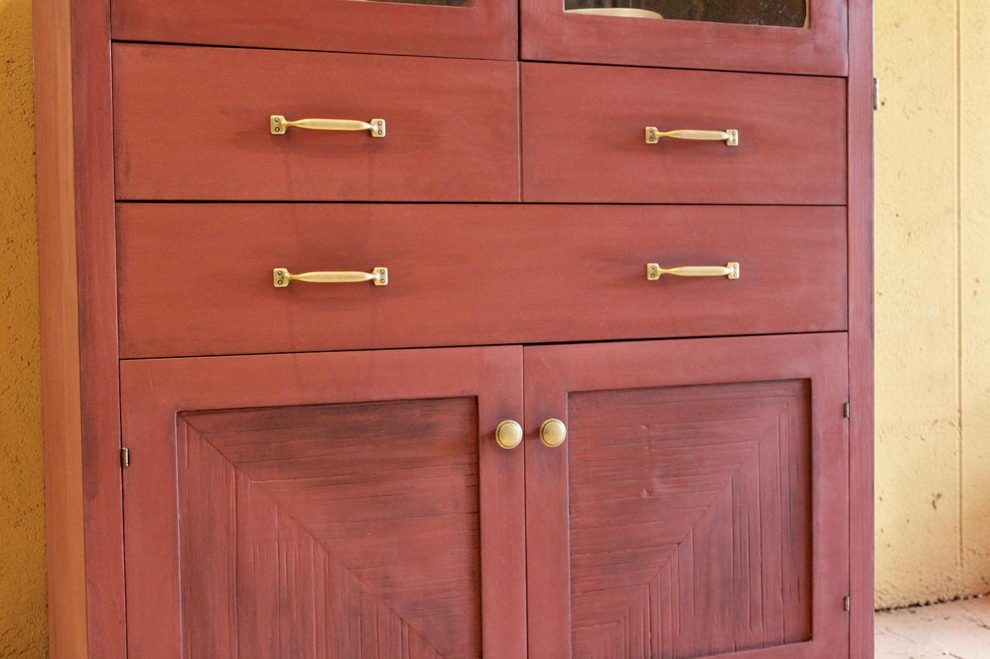 Puertas inferiores y tiradores de latón de vitrina vintage restaurada en terracota – Anaqa Design