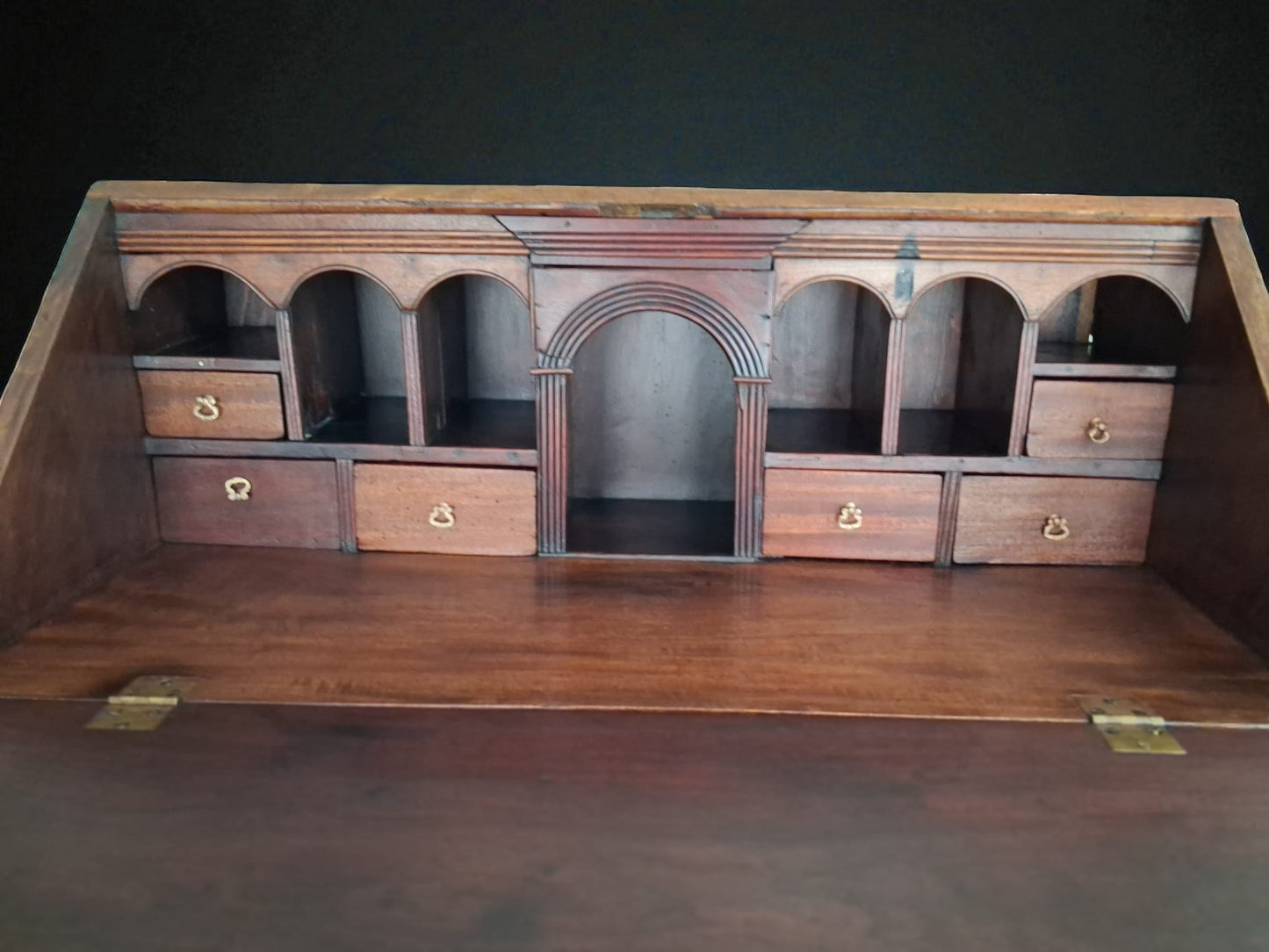 Interior secretario francés antiguo con compartimentos, columnas y arcos decorativos circa 1790