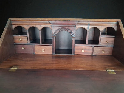 Interior secretario francés antiguo con compartimentos, columnas y arcos decorativos circa 1790