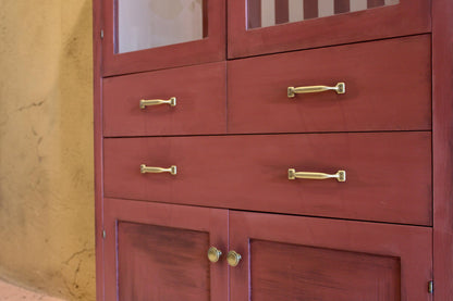 Detalle tiradores de latón vintage desde perspectiva lateral, mueble restaurado eco-friendly – Anaqa Design