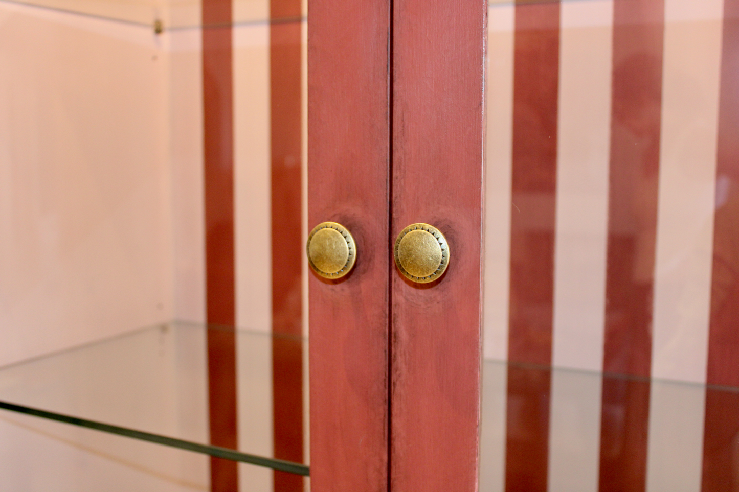 Tirador superior de latón de vitrina vintage mid century modern en rojo terracota – Anaqa Design