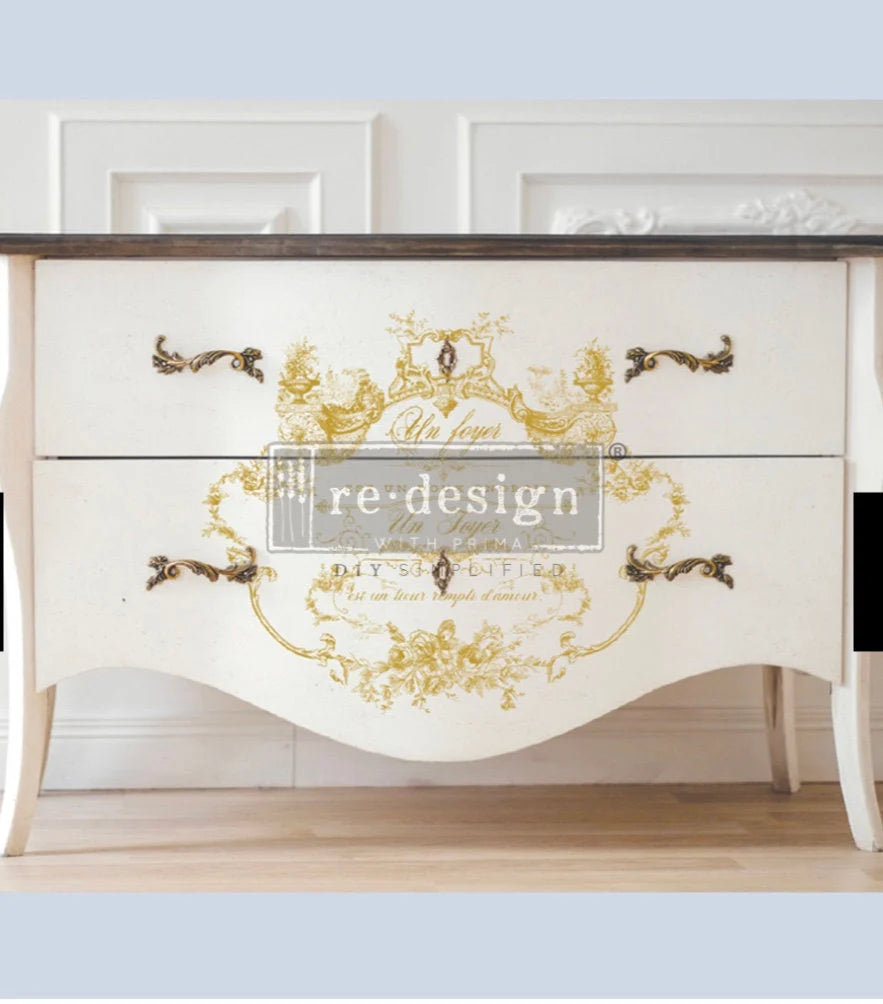 Transferencia decorativa Lovely Script en aparador crema estilo Luis XV con tapa de madera - caligrafía dorada Un Foyer con arabescos barrocos - Re-Design with Prima

