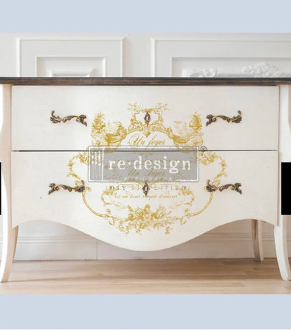 Transferencia decorativa Lovely Script en aparador crema estilo Luis XV con tapa de madera - caligrafía dorada Un Foyer con arabescos barrocos - Re-Design with Prima

