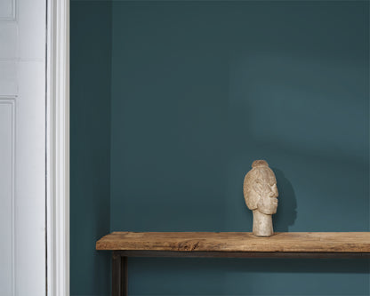 Pared pintada en Aubusson Blue con Wall Paint de Annie Sloan, junto a una escultura de cabeza decorativa