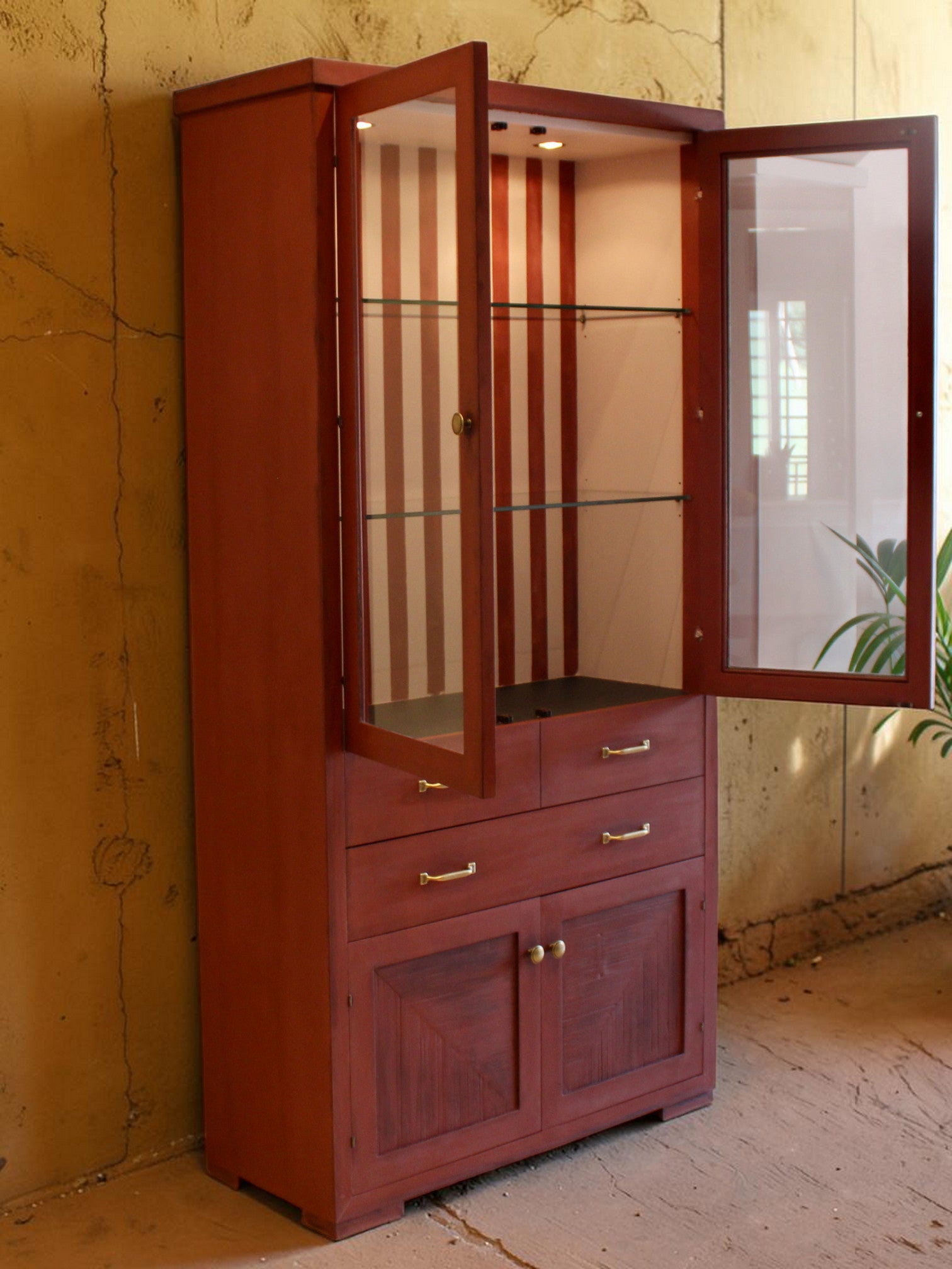 Vitrina vintage mid century abierta vista lateral, interior restaurado con pintura ecológica – Anaqa Design