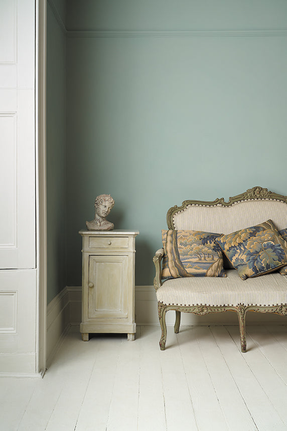 Estancia decorada con la pared pintada en Pemberley Blue, ambiente elegante