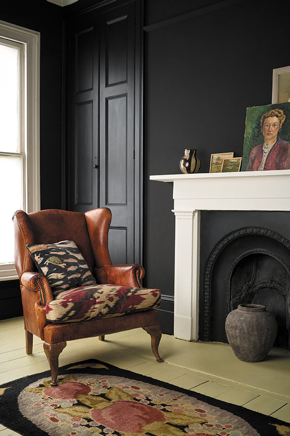 Composición decorativa con Wall Paint Athenian Black de Annie Sloan