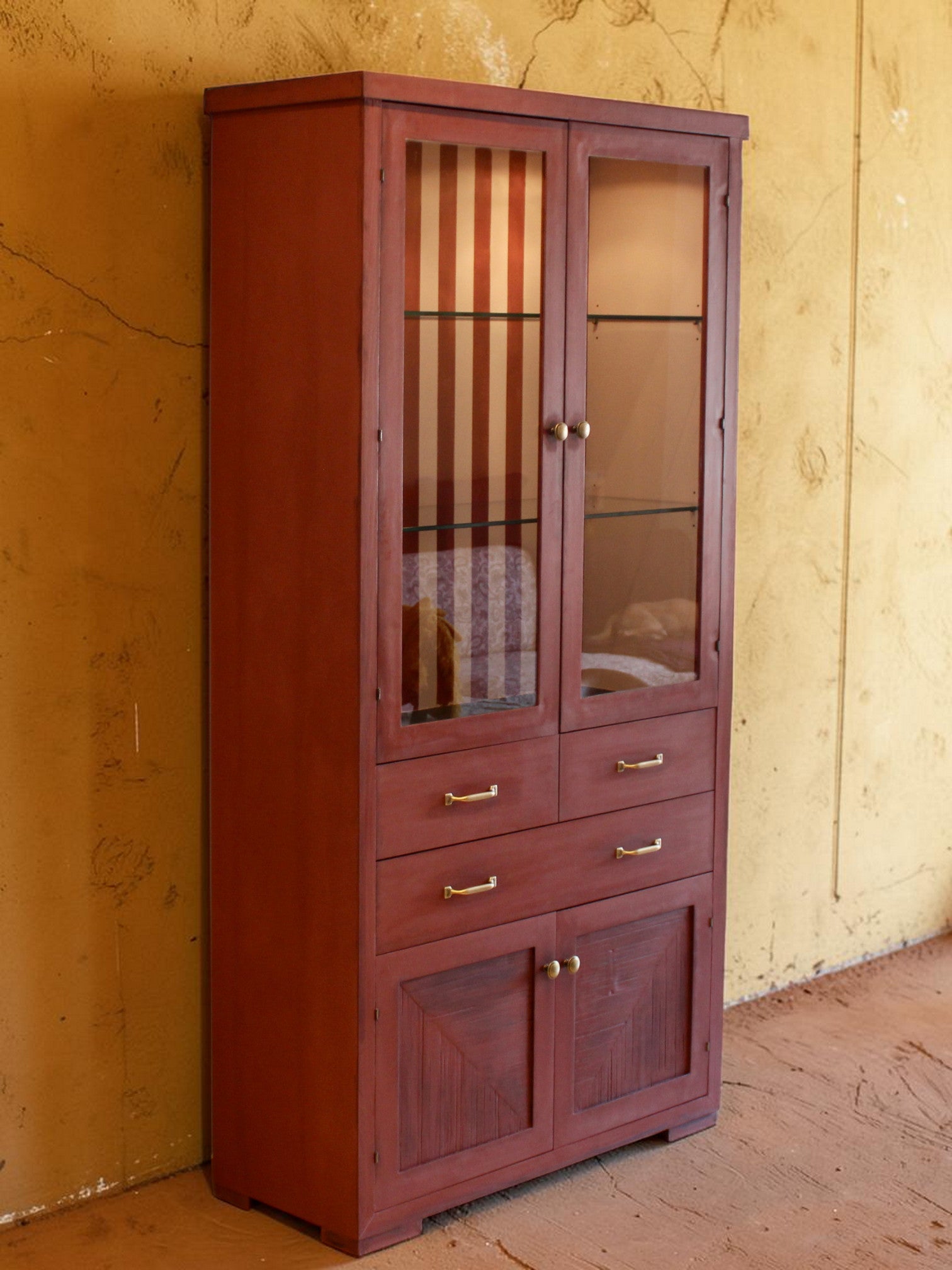 Aparador vintage mid century restaurado a mano en terracota, vista lateral – Anaqa Design
