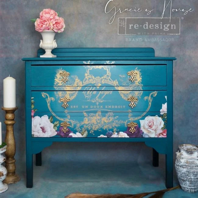 Transferencia decorativa Lovely Script en cómoda teal azul restaurada - caligrafía dorada Un Foyer con rosas y arabescos barrocos - Re-Design with Prima - ambassador Gracie's House
