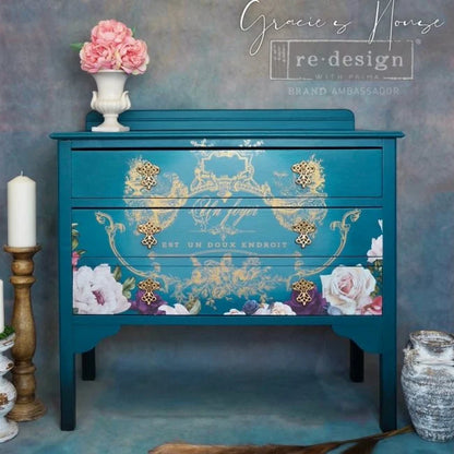 Transferencia decorativa Lovely Script en cómoda teal azul restaurada - caligrafía dorada Un Foyer con rosas y arabescos barrocos - Re-Design with Prima - ambassador Gracie's House
