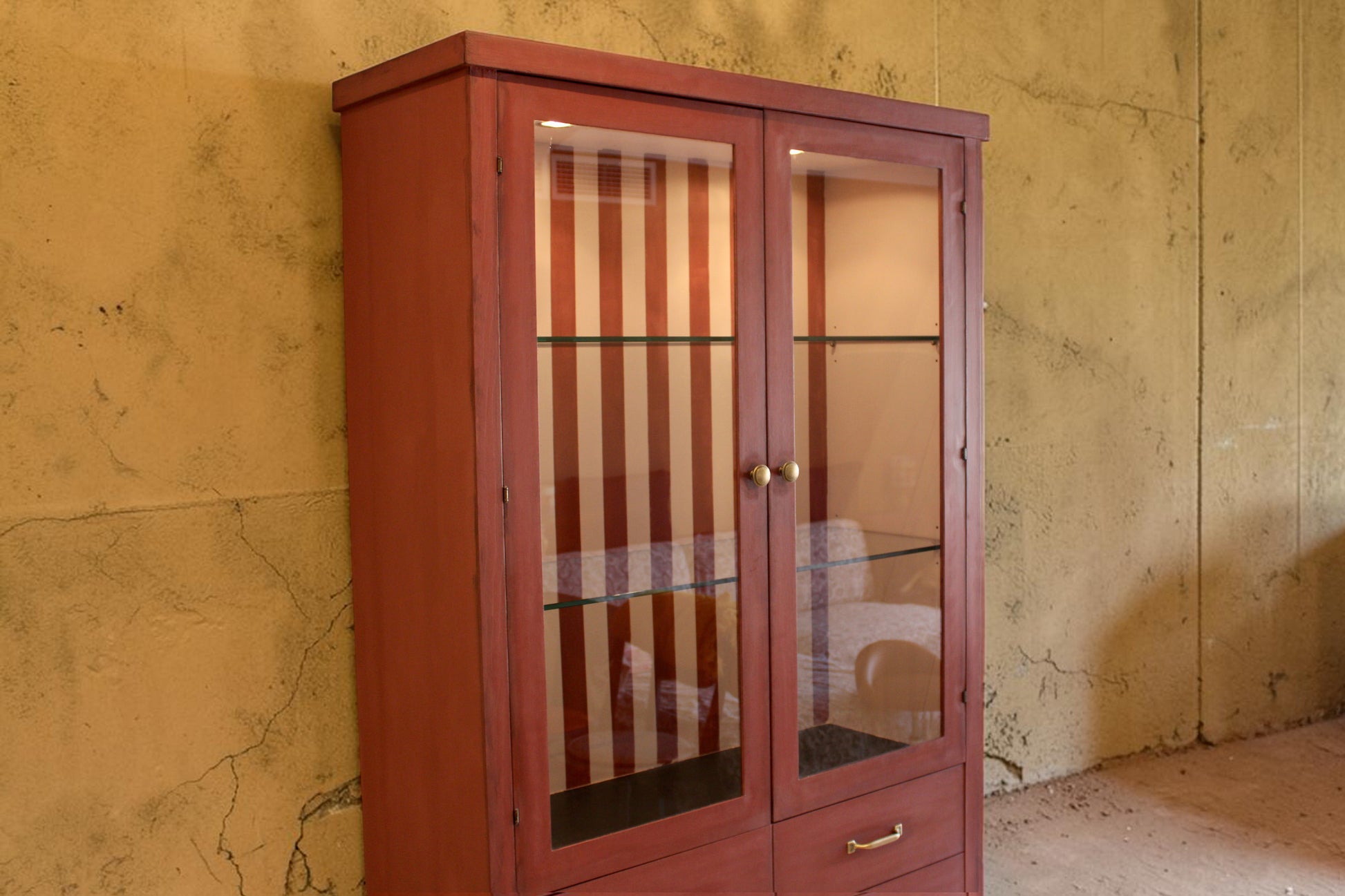 Detalle parte superior lateral de vitrina vintage restaurada en rojo terracota – Anaqa Design
