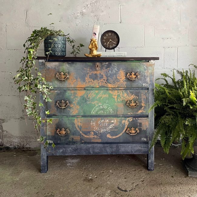 Transferencia decorativa Lovely Script en cómoda multicolor efecto envejecido verde azul óxido - caligrafía vintage Un Foyer con arabescos - Re-Design with Prima
