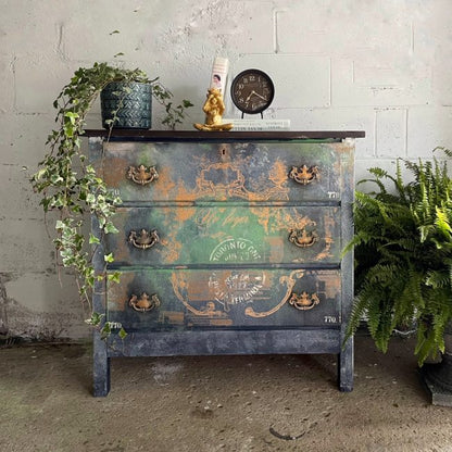 Transferencia decorativa Lovely Script en cómoda multicolor efecto envejecido verde azul óxido - caligrafía vintage Un Foyer con arabescos - Re-Design with Prima
