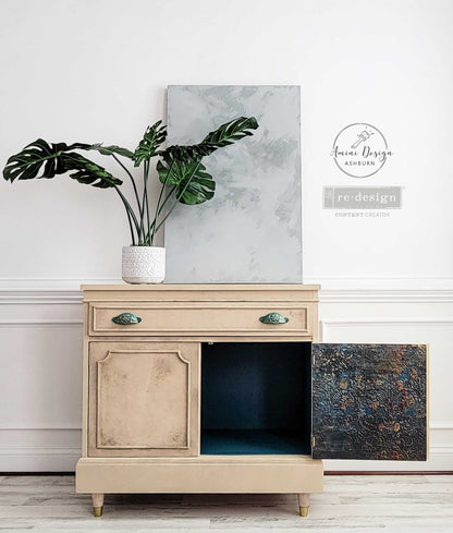 Papel de fibra Pátina Envejecida de Re-Design with Prima en interior de puerta de aparador crema — efecto pátina azul oscuro con motivos florales barrocos, decoración interior elegante
