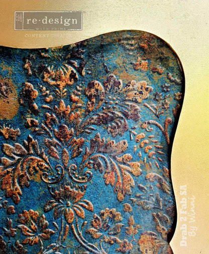 Detalle del papel de fibra Pátina Envejecida de Re-Design with Prima aplicado en pieza curva — textura floral barroca en azul turquesa con efecto metálico cobre y dorado envejecido
