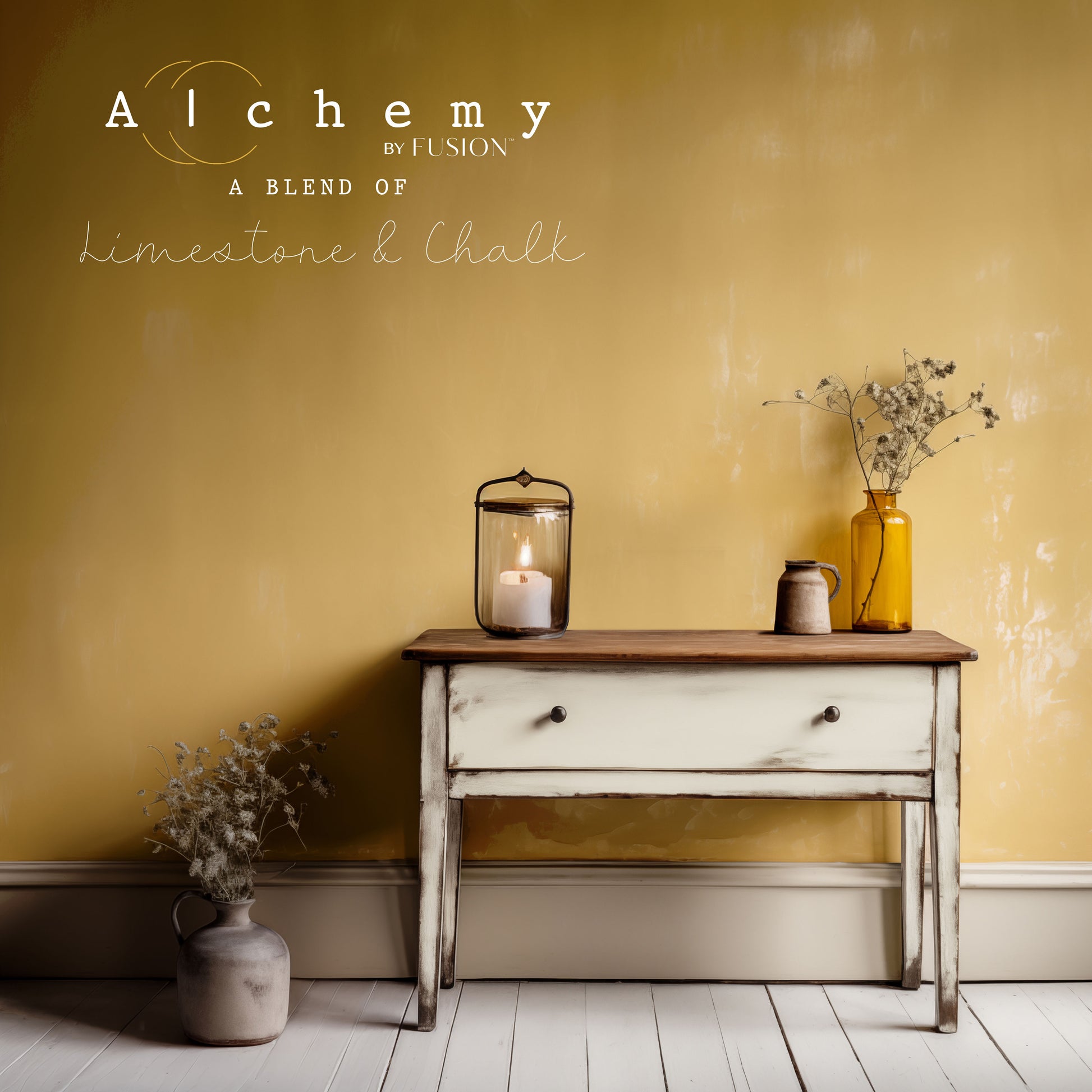 Consola vintage restaurada con Alchemy by Fusion Alabaster en ambiente cálido con pared mostaza, pintura a la tiza limestone y chalk
