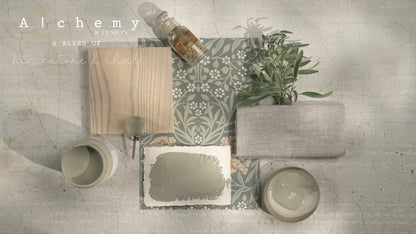 Flatlay inspiracional Alchemy by Fusion Sage con muestra de color verde salvia, bote 120ml, brocha y elementos naturales sobre fondo de azulejo craquelado