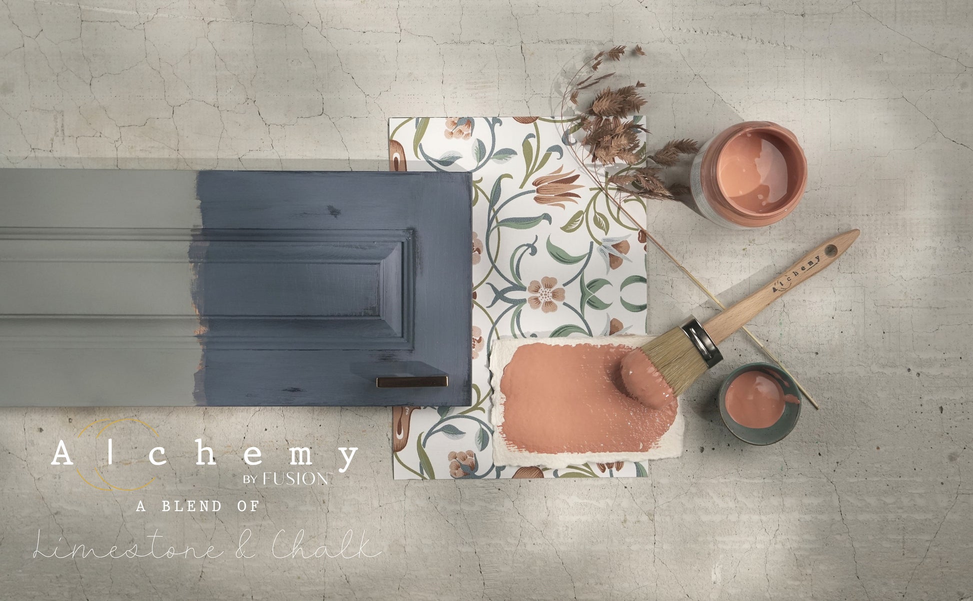 Flatlay inspiracional Alchemy by Fusion Terracotta con muestra de color terracota, bote 120ml, brocha redonda, tirador de madera y elementos naturales sobre fondo de azulejo craquelado