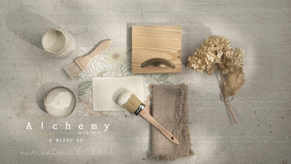Flatlay inspiracional Alchemy by Fusion White Oak con muestra de color blanco roto, brocha plana, frente de cajón de madera natural con tirador dorado, tela de lino y hortensia seca sobre fondo de azulejo craquelado blanco