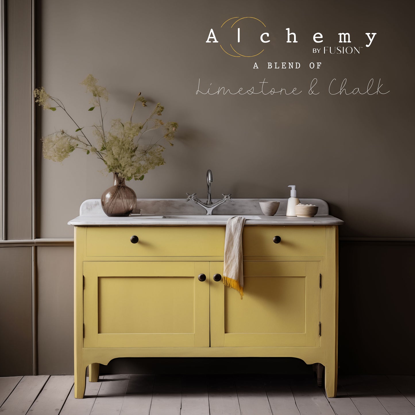 Mueble auxiliar vintage restaurado con Alchemy by Fusion Amber en tono oro antiguo, pintura a la tiza limestone y chalk, estilo rústico elegante
