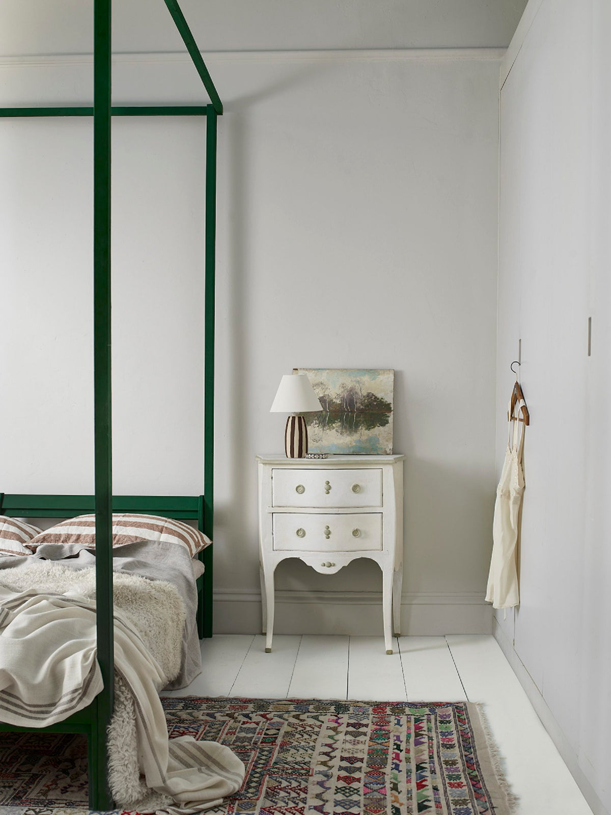 Dormitorio con pared en Pompadour y muebles pintados con Chalk Paint en Amsterdam Green, Old White y Pure, Annie Sloan