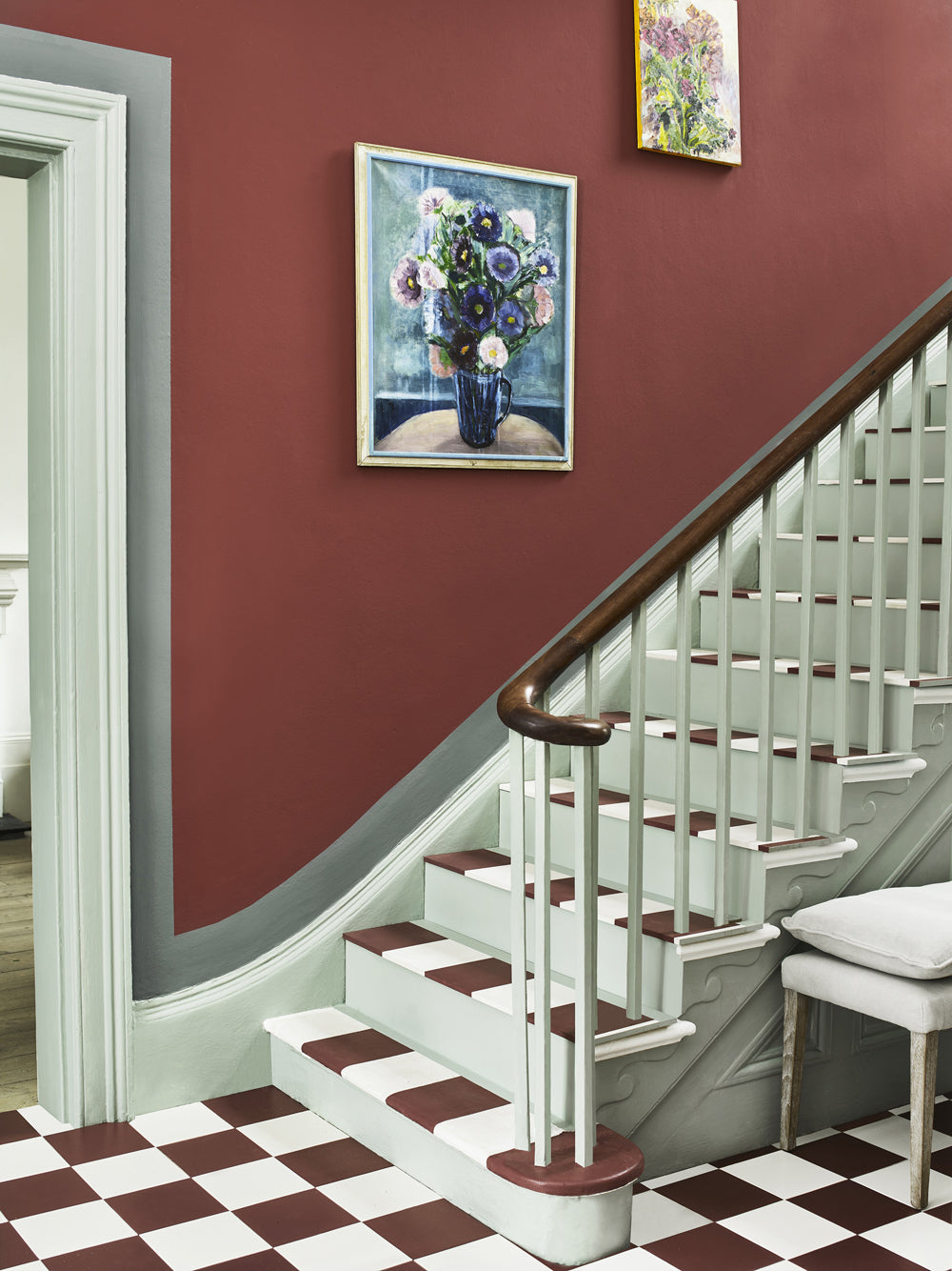 Pasillo pintado con Satin Paint en Pemberley Blue, Primer Red y Cambrian Blue, combinado con Chalk Paint en Primer Red y Original, Annie Sloan