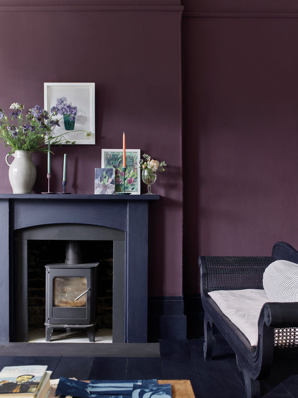 Salón decorado con paredes en Wall Paint Tyrian Plum y detalles en Satin Paint Oxford Navy de Annie Sloan