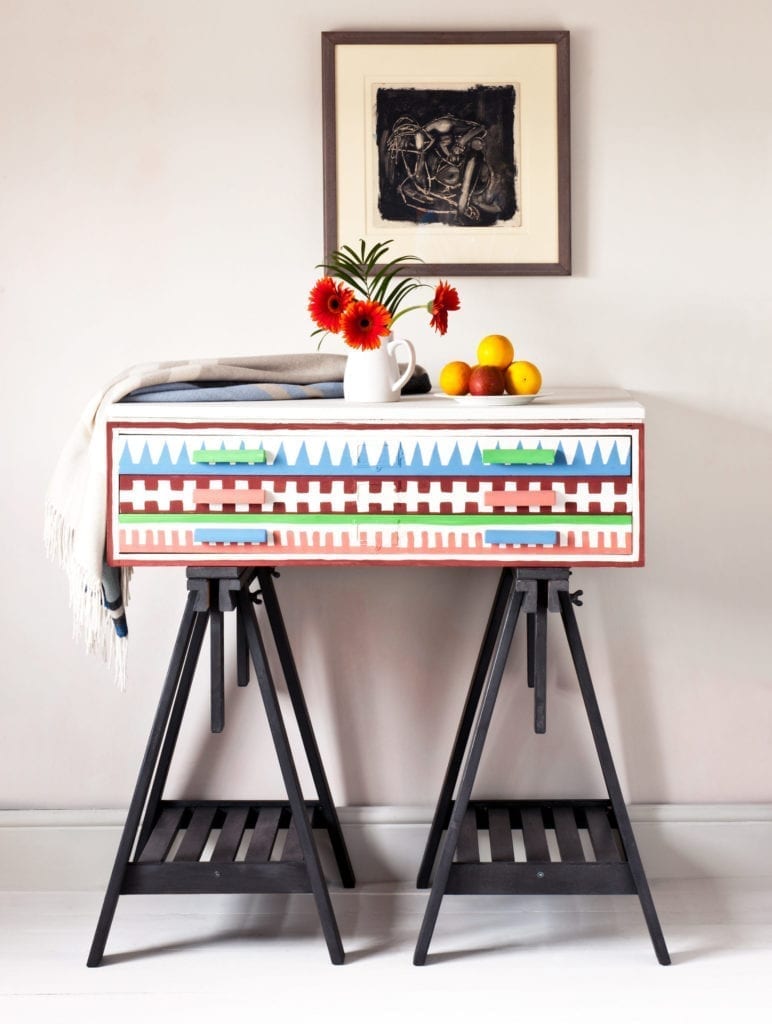 Cómoda geométrica pintada con Chalk Paint™, proyecto del libro Annie Sloan Paints Everything
