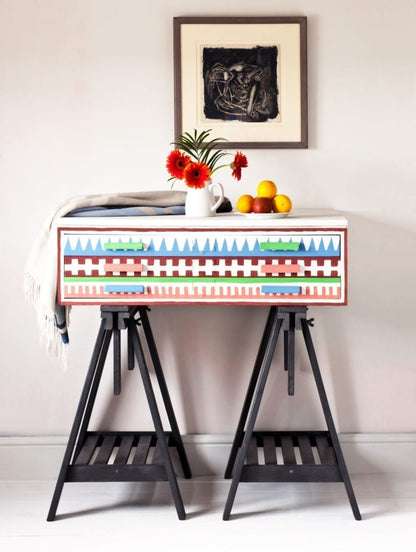 Cómoda geométrica pintada con Chalk Paint™, proyecto del libro Annie Sloan Paints Everything
