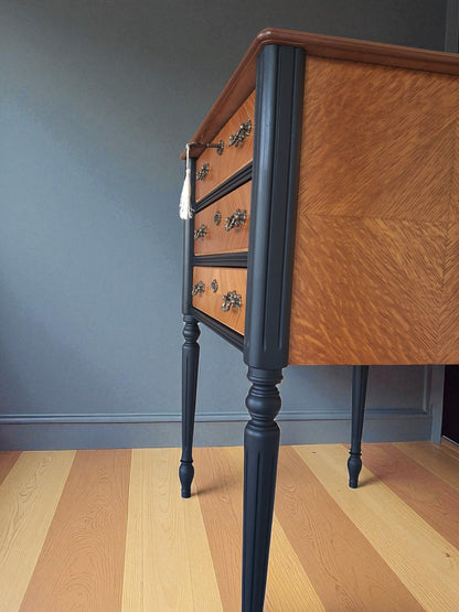 Patas torneadas estilo Luis XV en cómoda antigua madera de cerezo