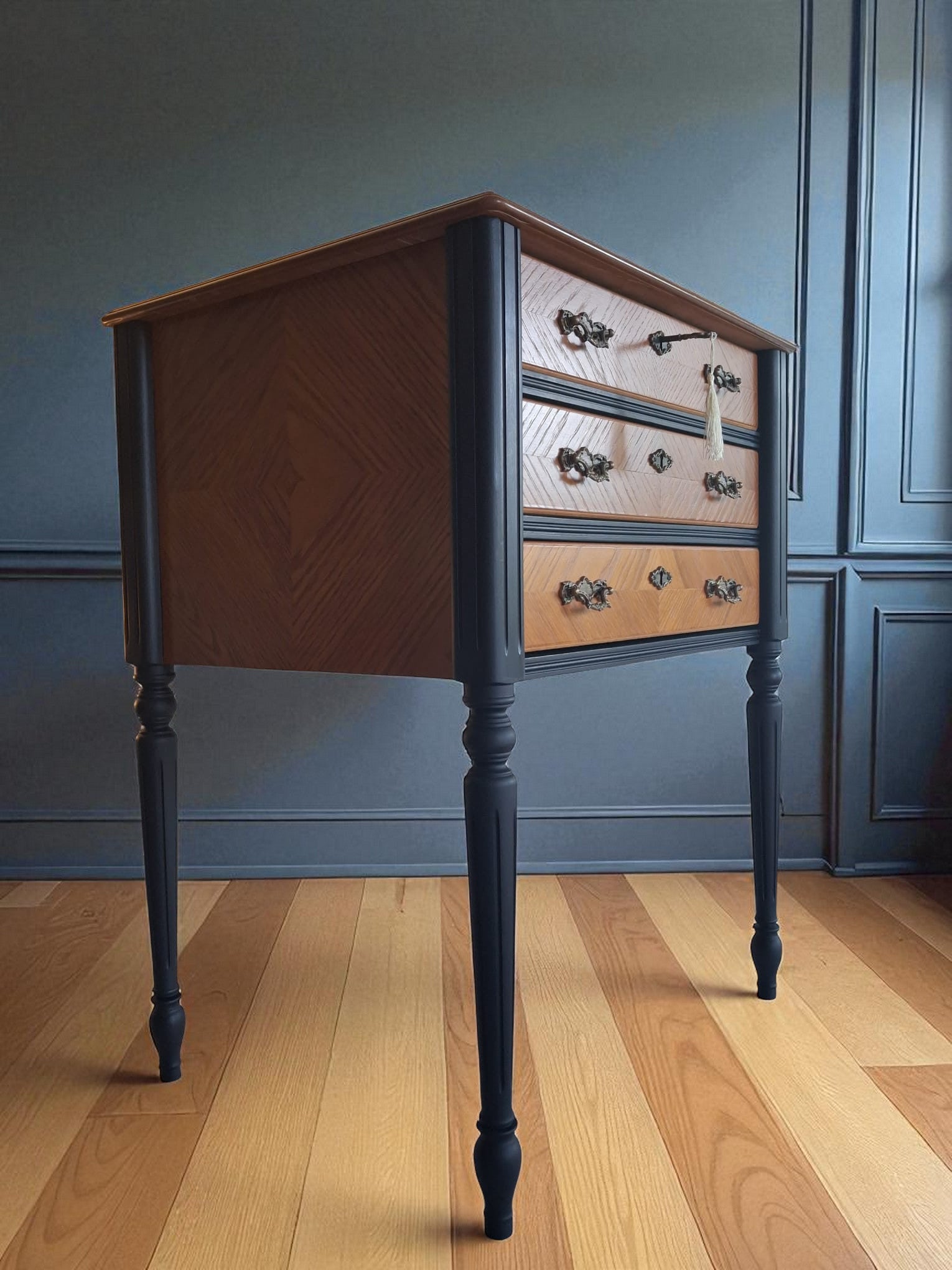 Cómoda antigua Luis XV madera de cerezo con marquetería y tiradores bronce dorado