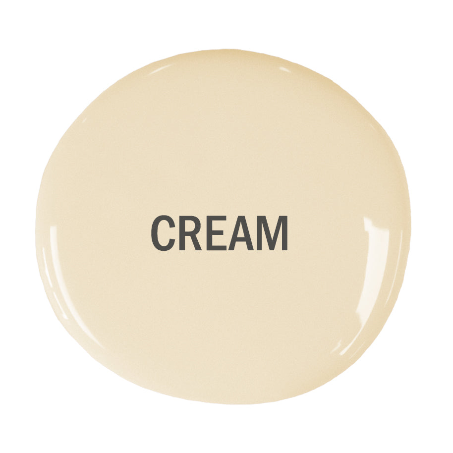 Gota de pintura Chalk Paint™ en el color Cream de Annie Sloan con el nombre del color