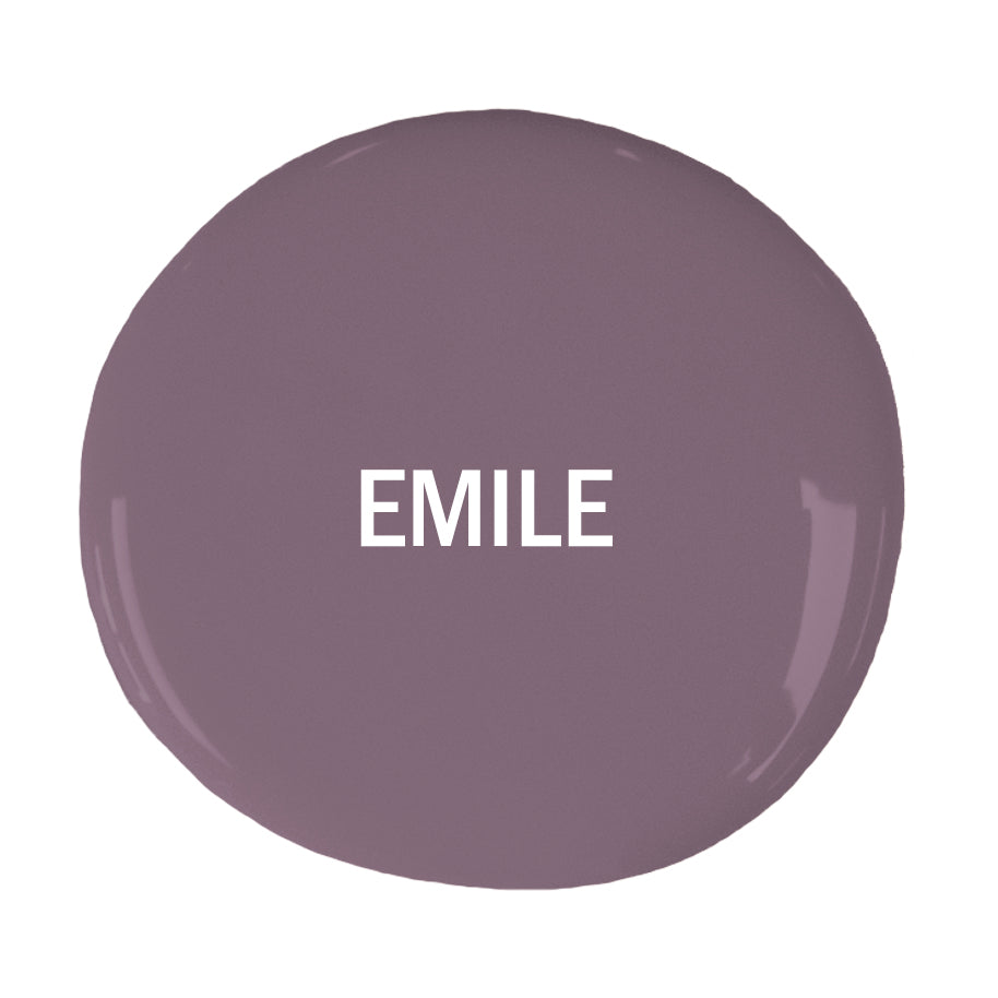 Gota de pintura Chalk Paint™ en el color Emile de Annie Sloan con el nombre del color