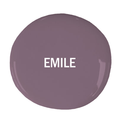 Gota de pintura Chalk Paint™ en el color Emile de Annie Sloan con el nombre del color