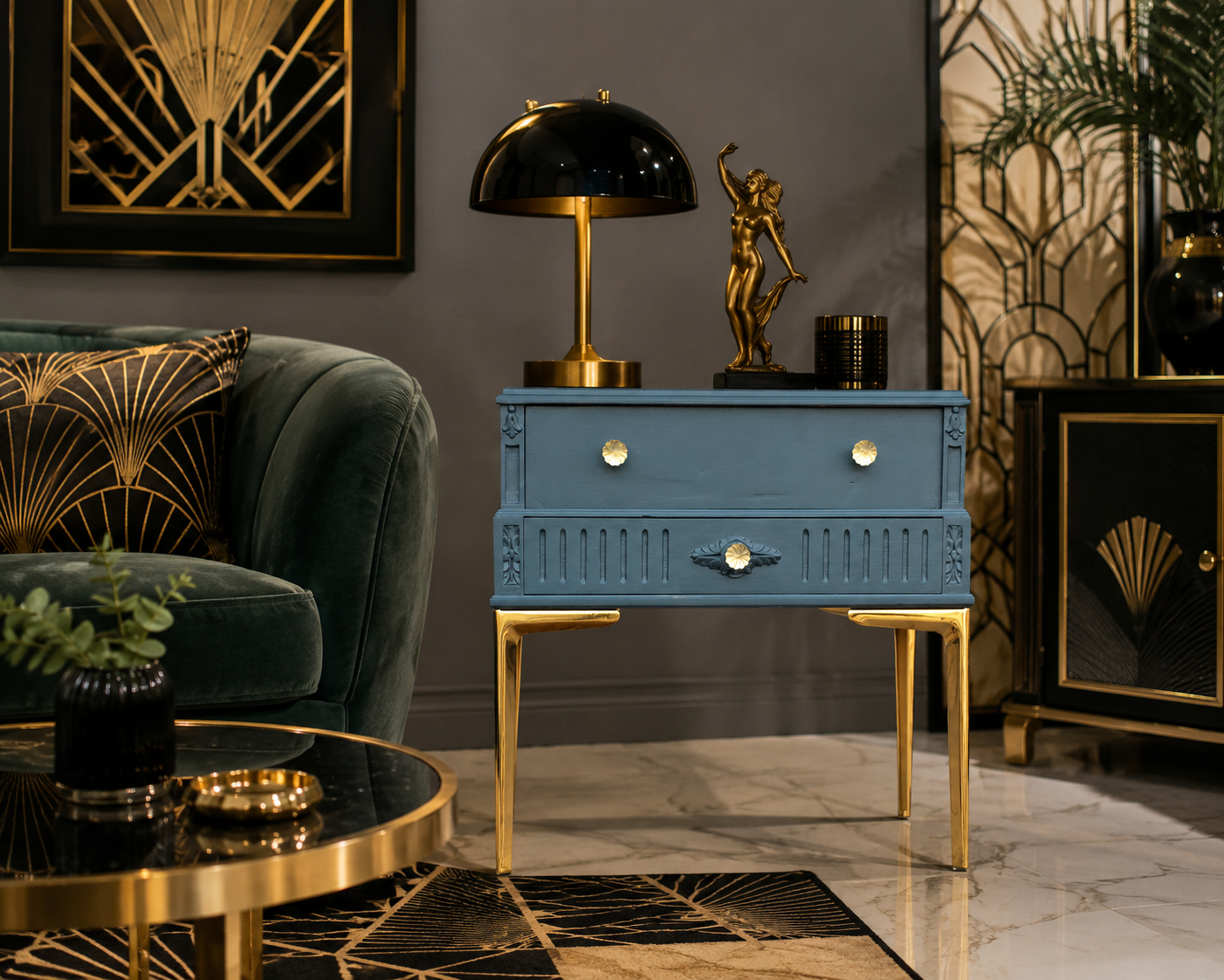 Mesita auxiliar vintage restaurada en azul profundo con patas doradas, estilo Art Déco, en salón elegante con lámpara de hongo negra