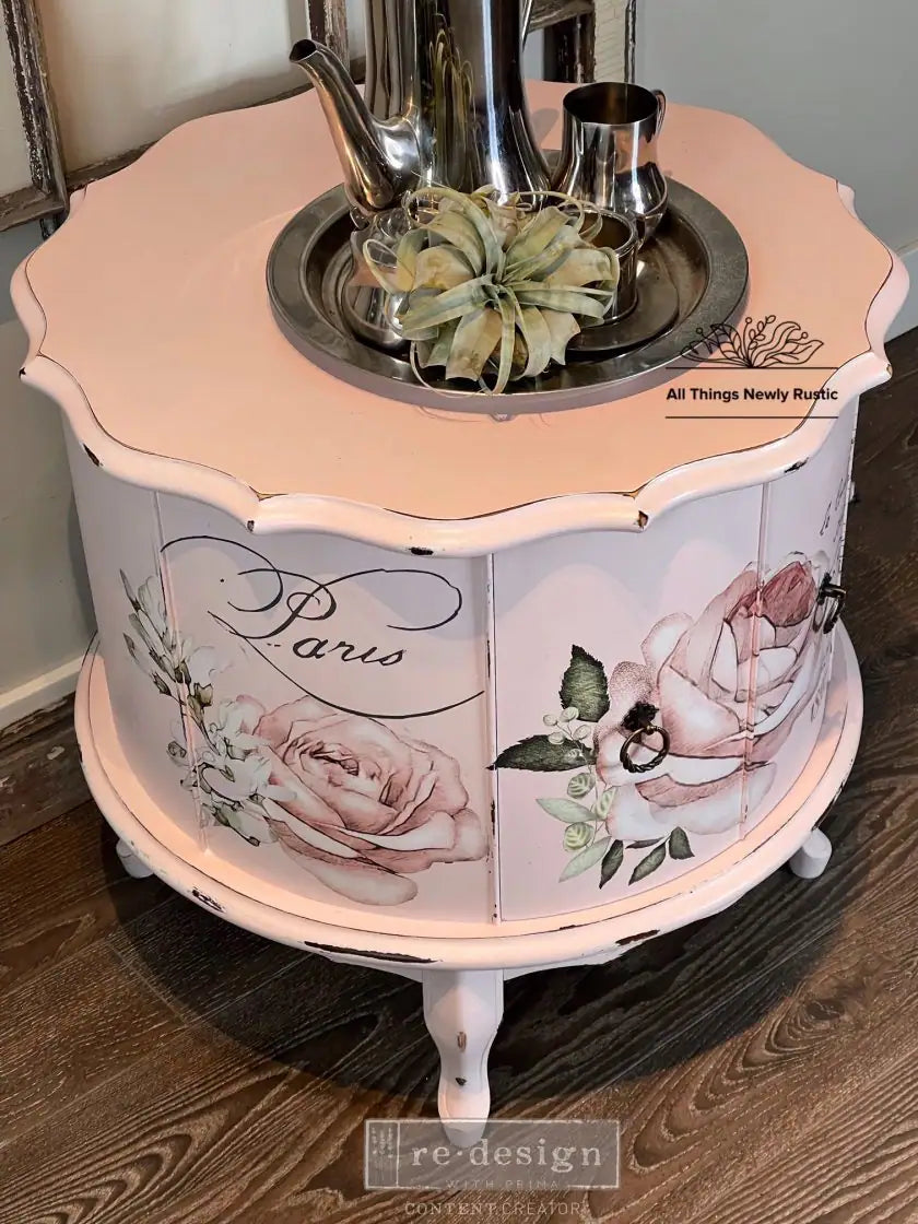 Transferencia decorativa Chatellerault en cómoda crema estilo Queen Anne restaurada - vista frontal con rosas rosas y texto Chatellerault - Re-Design with Prima
