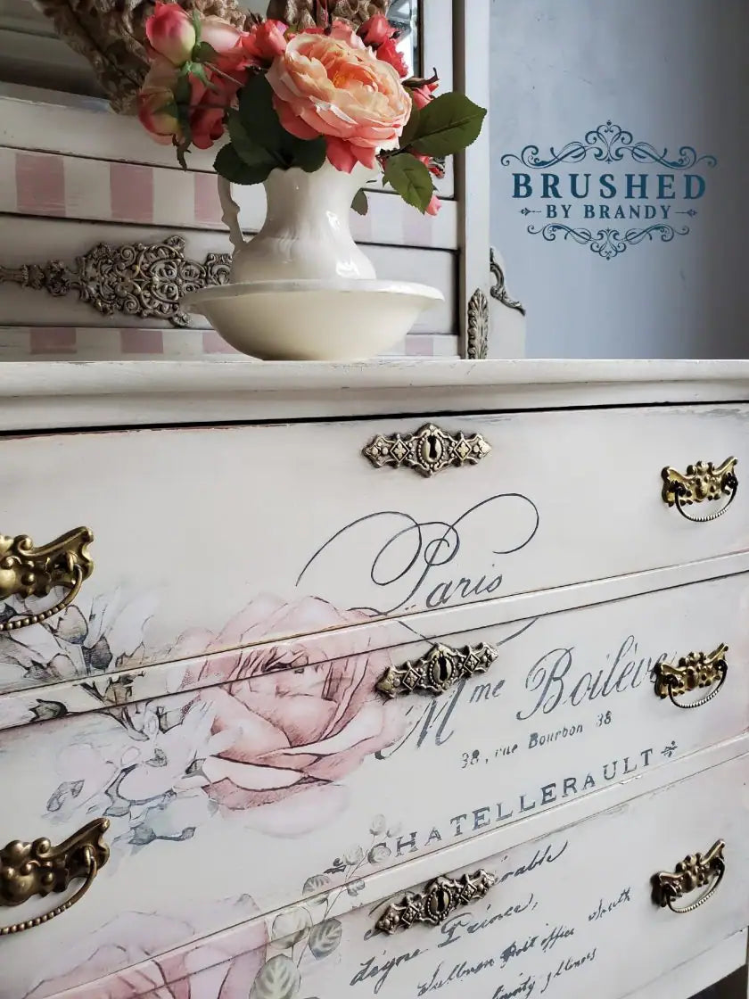 Detalle de transferencia decorativa Chatellerault en cómoda blanca restaurada - rosas rosas y texto manuscrito vintage Paris estilo francés - Re-Design with Prima
