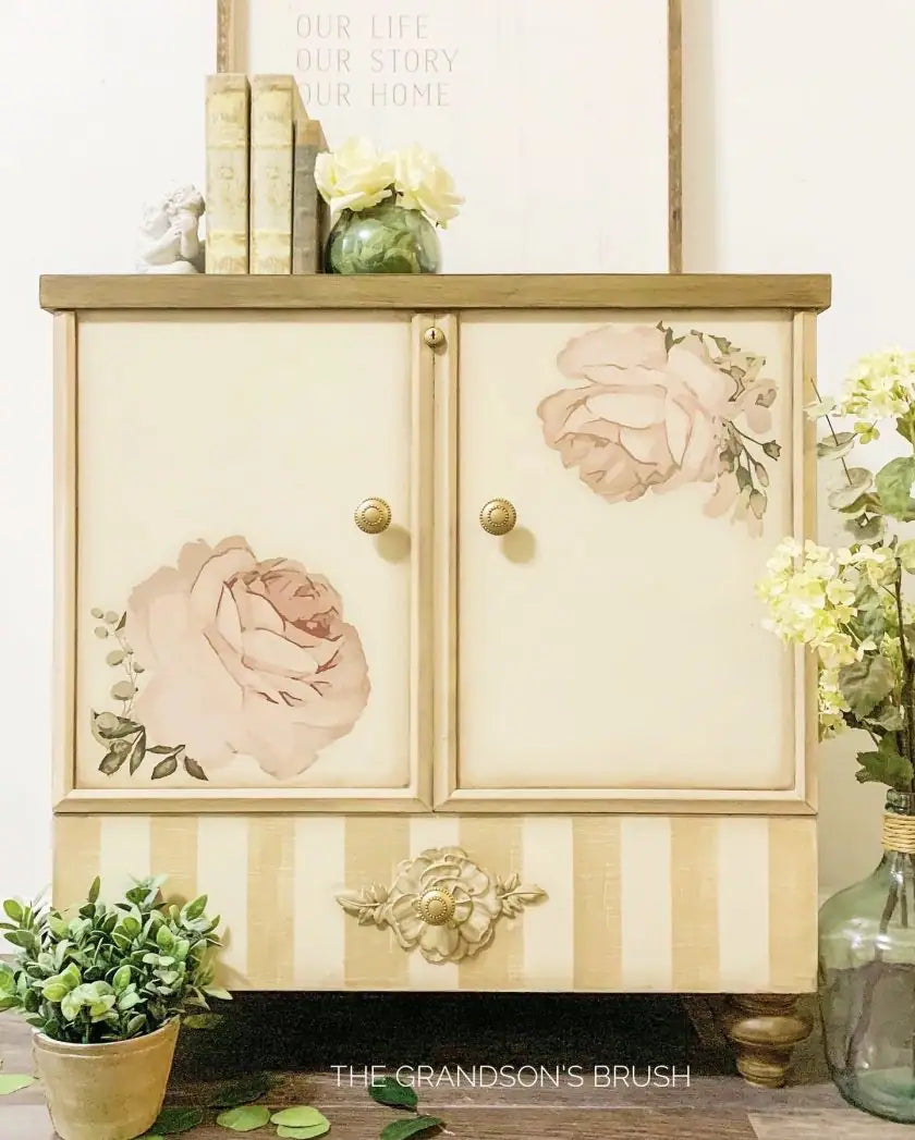 Transferencia decorativa Chatellerault en aparador crema con tapa de madera natural - rosas rosas en puertas estilo shabby chic francés - Re-Design with Prima
